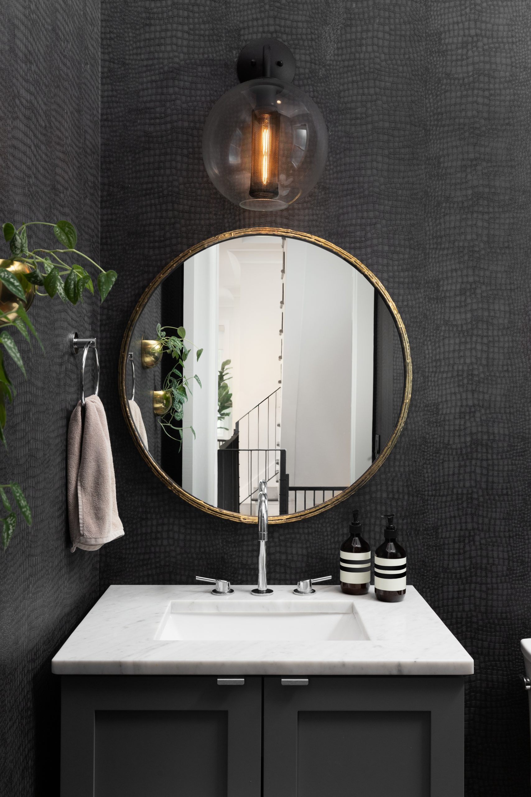 abathroomwithblacksnakeskinwallpapercirculargoldmirror